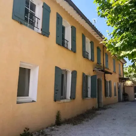 Calme Absolu Avec Parking Dans Belle Bastide Provencale *